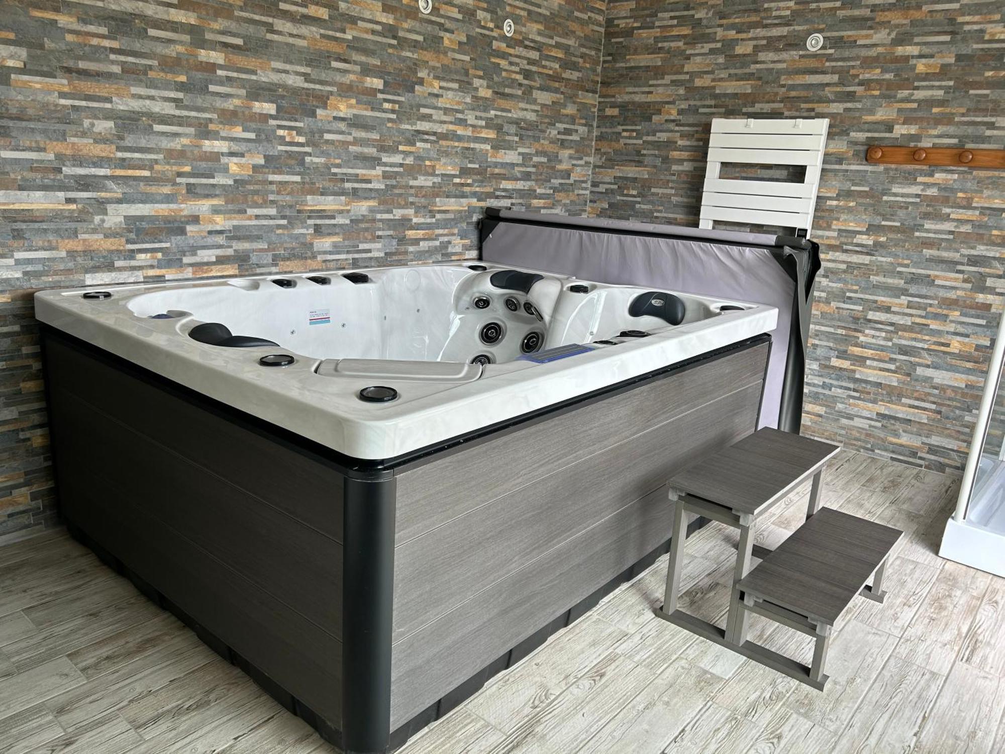 Le Domaine Du Bez Gite De Michel Piscine Sauna Hammam Spa Saint-Laurent-dʼOlt 外观 照片